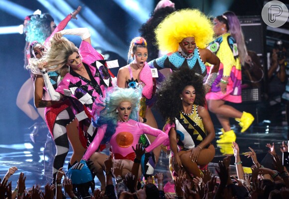 Miley Cyrus se apresentou com um balé de drag queens e cantou e performou a música inédita "Dooo it". A cantora aproveitou a ocasião para lançar um EP