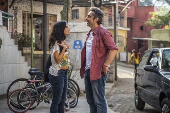 Tóia (Vanessa Giácomo) vai atrás de Romero (Alexandre Nero) e ele afirma que Zé Maria (Tony Ramos) é um bandido, na novela 'A Regra do Jogo', em 7 de setembro de 2015
