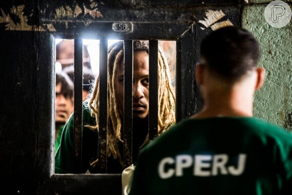 Juliano (Cauã Reymond) se despede dos companheiros de cela, no primeiro capítulo da novela 'A Regra do Jogo'