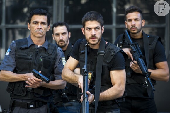 Dante (Marco Pigossi) participa da operação policial que tenta salvar os reféns e prender os assaltantes, no primeiro capítulo da novela 'A Regra do Jogo'