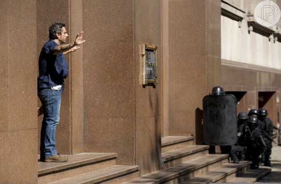 Romero (Alexandre Nero) se arrisca numa ação perigosa da polícia, no primeiro capítulo da novela 'A Regra do Jogo'