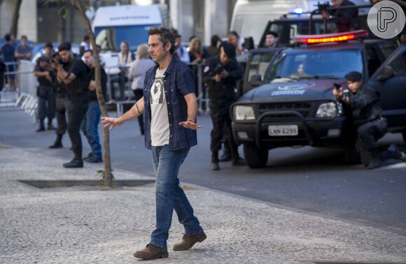 Romero (Alexandre Nero) se voluntaria para ajudar a polícia, mediando a negociação com os bandidos, no primeiro capítulo da novela 'A Regra do Jogo'