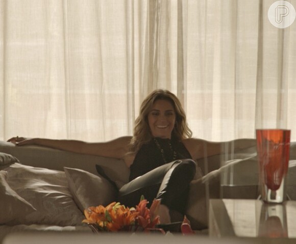 Atena (Giovanna Antonelli) se esbalda no apartamento de Sumara (Karine Telles), no primeiro capítulo da novela 'A Regra do Jogo'