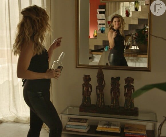 Atena (Giovanna Antonelli) se instala no apartamento de Sumara (Karine Telles), enquanto ela está viajando, no primeiro capítulo da novela 'A Regra do Jogo'