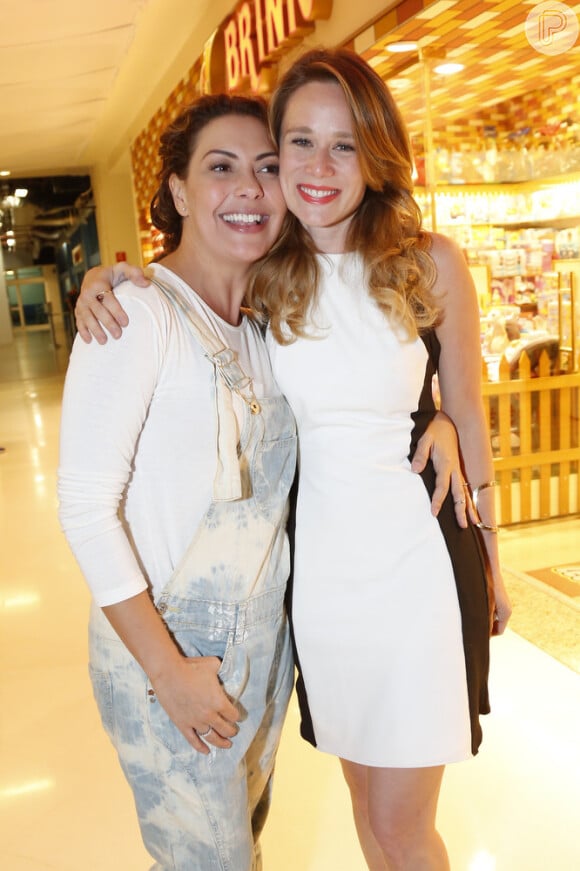 Mariana Ximenes posou ao lado de Fabíula Nascimento em um cinema do Leblon, na Zona Sul do Rio