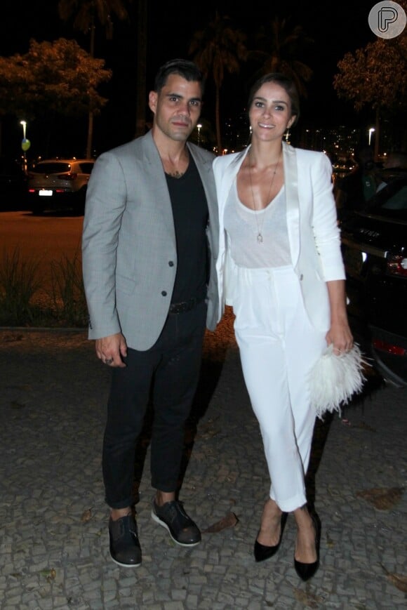Juliano Cazarré levou a mulher, Letícia Cazarré, à casa da estilista Lenny Niemeyer para comemorar a exibição da estreia do folhetim, na noite desta segunda-feira, 31 de agosto de 2015