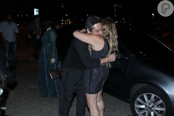 Susana Vieira deu um abraço apertado em Alexandre Nero, para festejar estreia da novela 'A Regra do Jogo'