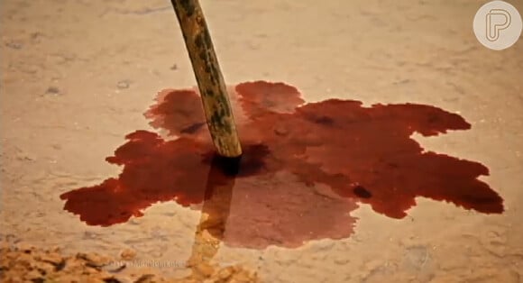 O sangue vai se espalhando pela água do Nilo até que tome todo o rio