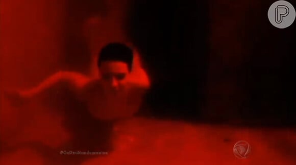 Princesa Nefertari (Camila Rodrigues) nadava enquanto a água era transformada em sangue por Arão (Petrônio Gontijo)