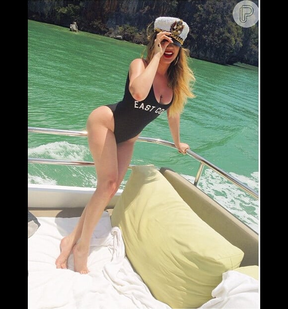 Khloé exibe curvas em foto do Instagram