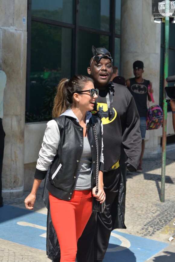 Paula Fernandes se divertiu com o humorista do programa 'Pânico na Band', Charles Henriquepédia, fantasiado de Batman