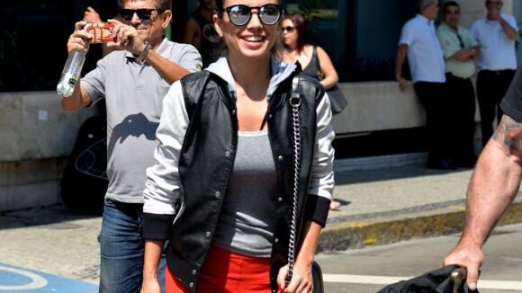 Paula Fernandes desembarca usando bolsa Chanel de R$ 14 mil em aeroporto do Rio