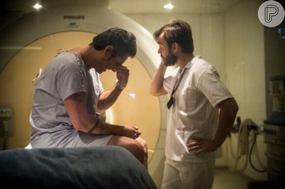 Romero (Alexandre Nero) descobre que tem esclerose múltipla e fica desesperado, na novela 'A Regra do Jogo', em 2 de setembro de 2015