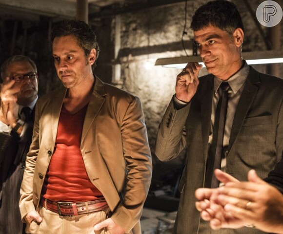 Romero (Alexandre Nero) e Orlando (Eduardo Moscovis) participam de uma reunião da Falange, uma facção criminosa, na novela 'A Regra do Jogo'