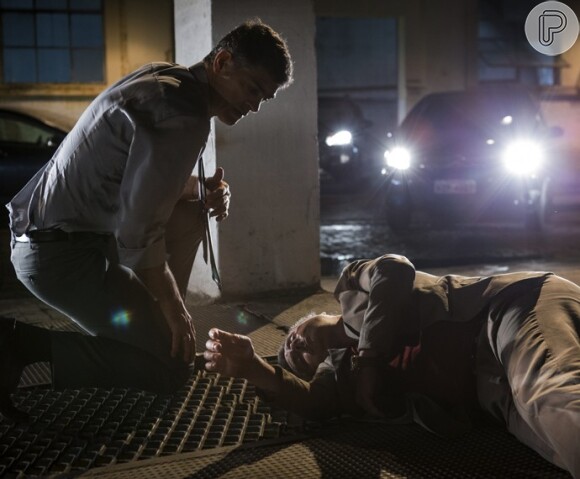 Romero (Alexandre Nero) desmaia durante uma briga com Orlando (Eduardo Moscovis), na novela 'A Regra do Jogo'