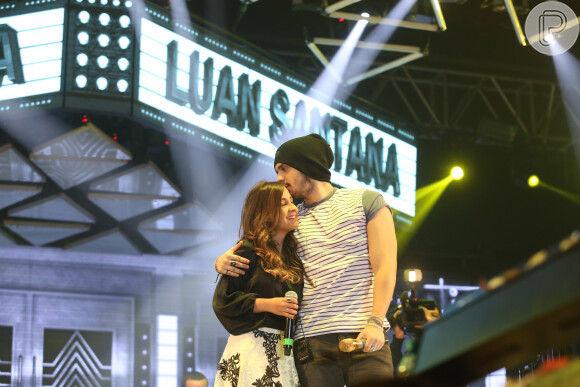 Luan Santana fez show ao lado da cantora Bárbara Dias, finalista do quadro 'Iluminados', do 'Domingão do Faustão'