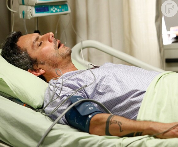Paty (Letícia Colin) encontra Romero Rômulo (Alexandre Nero) desmaiado no motel e o leva a um hospital
