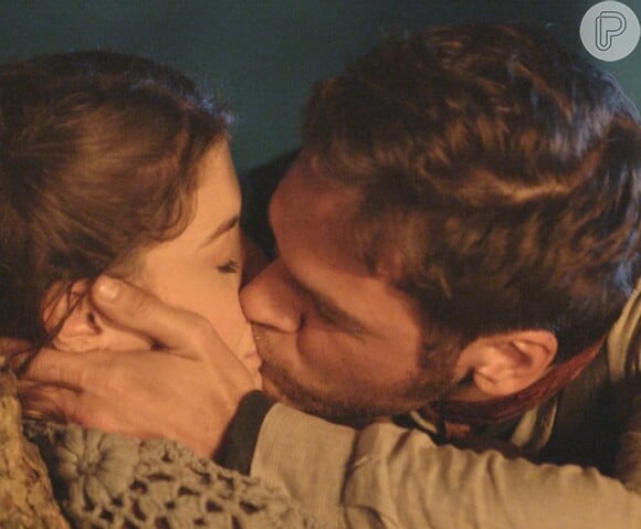 Pedro (Emílio Dantas) beija Lívia (Alinne Moraes) à força, na novela 'Além do Tempo'