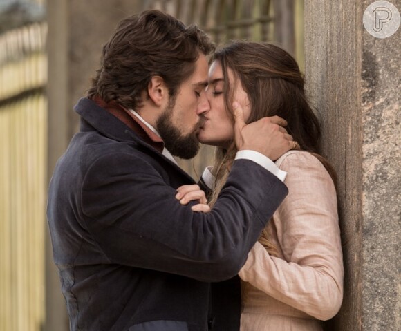 Lívia (Alinne Moraes) e Felipe (Rafael Cardoso) estão apaixonados, na novela 'Além do Tempo'