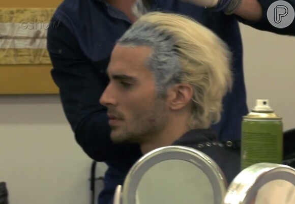 Fiuk deixou o visual platinado para trás e pintou os cabelos de azul
