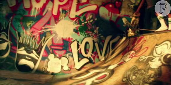 É possivel ver a palavra 'love' grafitada em uma pista de skate no clipe lançado nesta segunda-feira, dia 31 de agosto de 2015