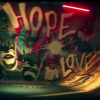 A palavra 'hope' que significa esperança também está destacada. No chão dá para ver a sigla 'JB' de Justin Bieber e no canto da tela o nome Selena