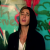 Justin Bieber canta trechos da canção 'What Do You Mean' em frente a parede grafitada