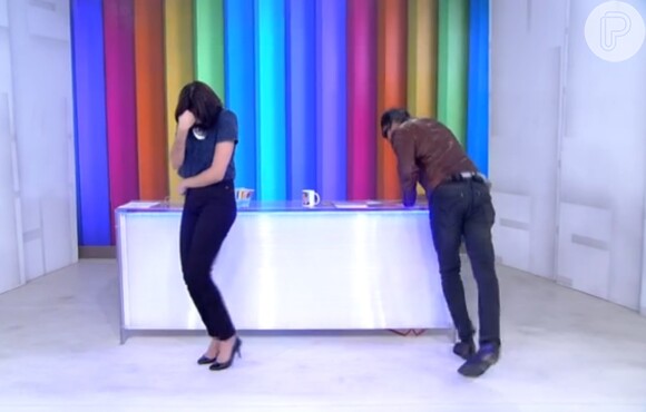 Monica e Otaviano dançavam o ritmo da 'sofrência', quando o apresentador deu uma topada e saiu pulando de dor