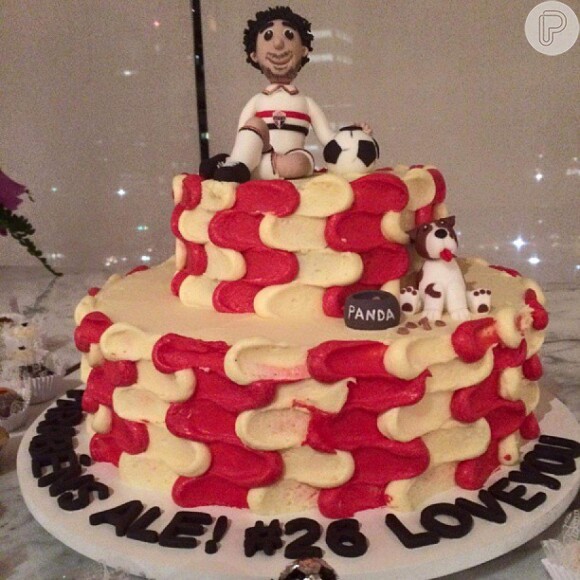 Fiorella Mattheis comprou um bolo personalizado para Alexandre Pato