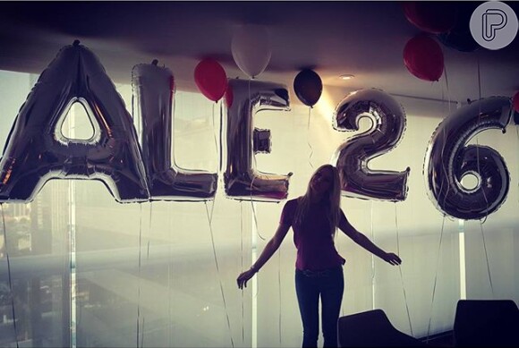 Fiorella Mattheis posou com os balões decorados da festa de Alexandre Pato