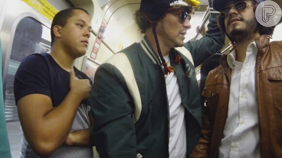 Rodrigo Faro e Luan Santana andaram de metrô, disfarçados, em São Paulo