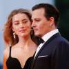 Johnny Depp e a mulher, Amber Heard, vão à première do filme 'Aliança do Crime', no 3º dia do Festival de Veneza, nesta sexta-feira, 4 de setembro de 2015