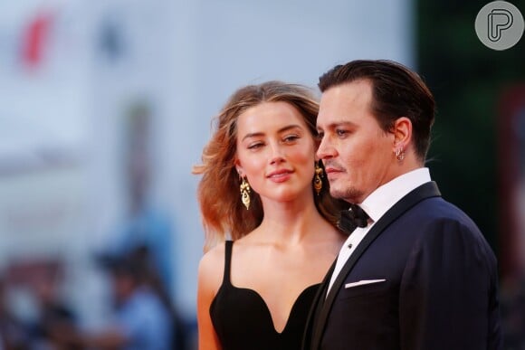 Johnny Depp e a mulher, Amber Heard, vão à première do filme 'Aliança do Crime', no 3º dia do Festival de Veneza, nesta sexta-feira, 4 de setembro de 2015