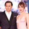 Johnny Depp e Dakota Johnson prestigiam a première do filme 'Aliança do Crime', no 3º dia do Festival de Veneza, nesta sexta-feira, 4 de setembro de 2015