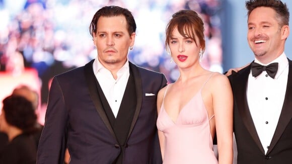 Johnny Depp e Dakota Johnson prestigiam 3º dia do Festival de Veneza. Veja looks