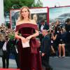 Diane Kruger escolheu vestido marsala de veludo tomara que caia para prestigiar a première do filme 'Aliança do Crime', no Festival de Veneza, nesta sexta-feira, 4 de setembro de 2015