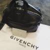 No Instagram, a socialite posta fotos de sua nova bolsa, da grife Givenchy; 'Amei'
