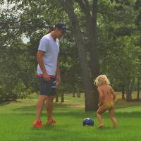 Gisele Bündchen posta foto do marido, Tom Brady, com a filha: 'Amor maior'