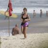 Juliana Didone corre na areia da praia da Barra, RJ