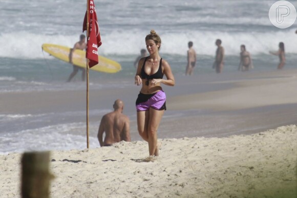 Juliana Didone corre na areia da praia da Barra, RJ