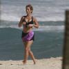 Juliana Didone usa shortinho e top para correr na praia da Barra, RJ, em 18 de julho de 2013