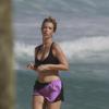 A atriz Juliana Didone se exercita na praia da Barra, no Rio