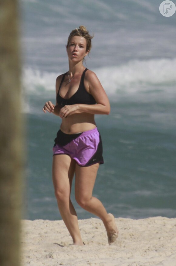 A atriz Juliana Didone se exercita na praia da Barra, no Rio