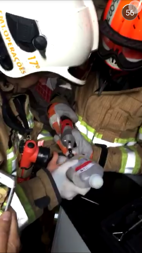 Após uso de pomada, bombeiros optaram em cortar o anel com uma pequena motoserra