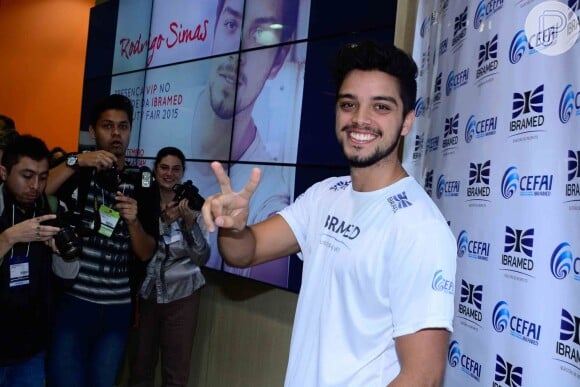 Rodrigo Simas posou para fotos e atendeu fãs no evento