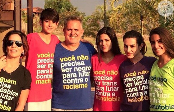 Gloria Pires comemorou o feriado do Brasil ao lado dos filhas, Cléo e Antônia. 'Viva a Independência', disse a atriz nesta segunda (7)