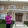Zezé Di Camargo mostrou para o apresentador Geraldo Luís a mansão de Alphaville que agora está à venda