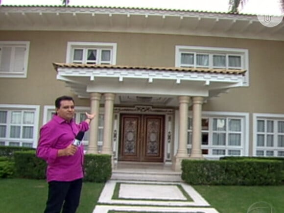 Zezé Di Camargo mostrou para o apresentador Geraldo Luís a mansão de Alphaville que agora está à venda