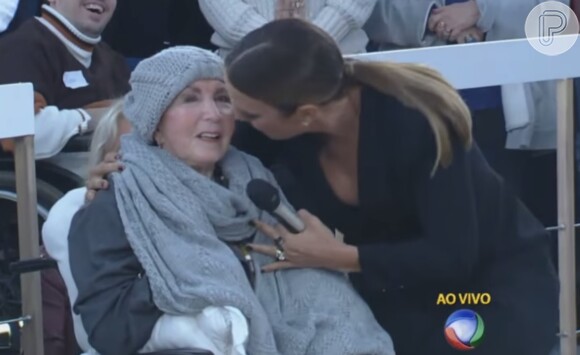 Dona Alda, mãe de Xuxa, marcou presença no programa da filha na noite de segunda-feira, 7 de setembro de 2015 e recebeu o carinho de Ivete Sangalo