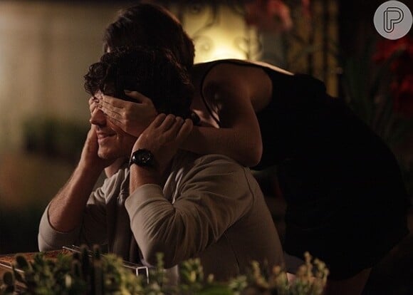Giane (Isabelle Drummond) resolve fazer uma surpresa para Bento (Marco Pigossi) e se decepciona quando ele pensa que ela é Malu (Fernanda Vasconcellos), em 'Sangue Bom', em 19 de julho de 2013